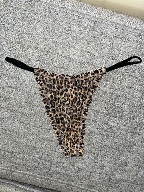 Victoria’s Secret Thong Size Medium